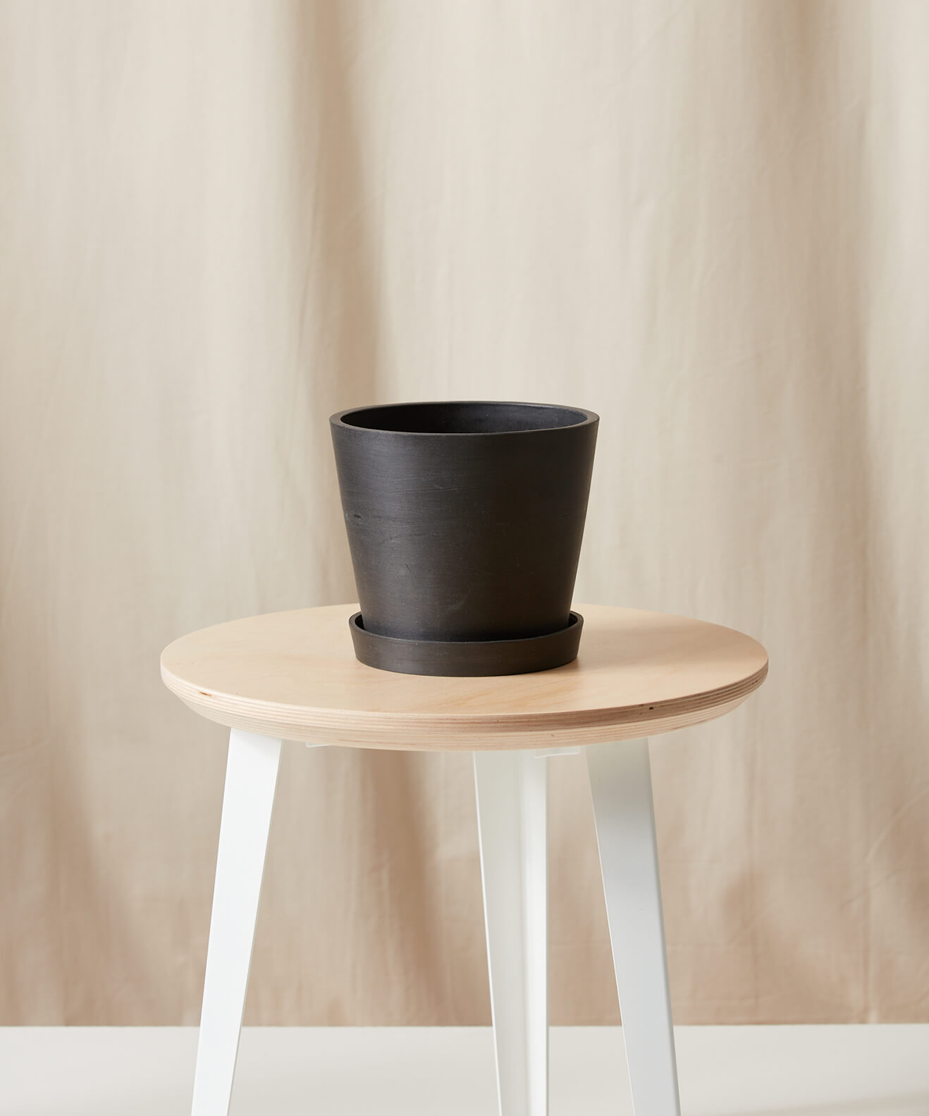bloomscape_pot-saucer_medium_charcoal
